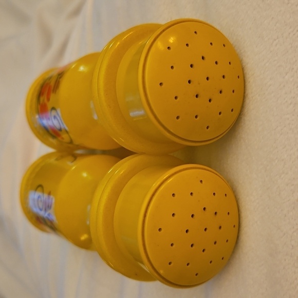 Vintage AVON Yellow and Orange Pennsylvania Dutch Glass Salt and Pepper Shakers - Picture 7 of 8